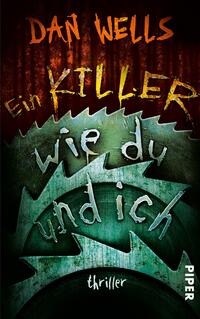 Das Buchcover zeigt eine düstere Atmosphäre mit einem Hintergrund in tiefen Rot- und Brauntönen, die an einen Wald erinnern. Im Vordergrund sind große, metallische Sägeblätter in dunkelgrün, die aggressiv aufeinander zulaufen. Der Titel „Ein KILLER wie du und ich“ ist in einer auffälligen, unregelmäßigen Typografie gestaltet, wobei „KILLER“ in leuchtendem Gelb hervorsticht. Der Autor „DAN WELLS“ ist oben auf dem Cover platziert, während die Schrift für das Genre „thriller“ klein und unauffällig am unteren Rand steht.