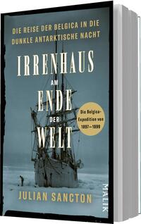 Das Buchcover zeigt ein frostiges, überwiegend blaugraues Bild, das ein altes Segelschiff in der Antarktis darstellt. Der Titel „IRRENHAUS AM ENDE DER WELT“ ist in großen, weißen Buchstaben zentral platziert. Darüber steht der Untertitel „Die Reise der Belgica in die dunkle antarktische Nacht“ in schmalerem, gelbem Schriftzug. Ein runder, grünlicher Button mit dem Text „Die Belgica-Expedition von 1897–1899“ befindet sich am unteren Rand des Covers. Der Name des Autors, Julian Sancton, ist am unteren Ende in kleinerer Schrift.