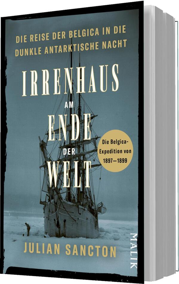 Das Buchcover zeigt ein frostiges, überwiegend blaugraues Bild, das ein altes Segelschiff in der Antarktis darstellt. Der Titel „IRRENHAUS AM ENDE DER WELT“ ist in großen, weißen Buchstaben zentral platziert. Darüber steht der Untertitel „Die Reise der Belgica in die dunkle antarktische Nacht“ in schmalerem, gelbem Schriftzug. Ein runder, grünlicher Button mit dem Text „Die Belgica-Expedition von 1897–1899“ befindet sich am unteren Rand des Covers. Der Name des Autors, Julian Sancton, ist am unteren Ende in kleinerer Schrift.