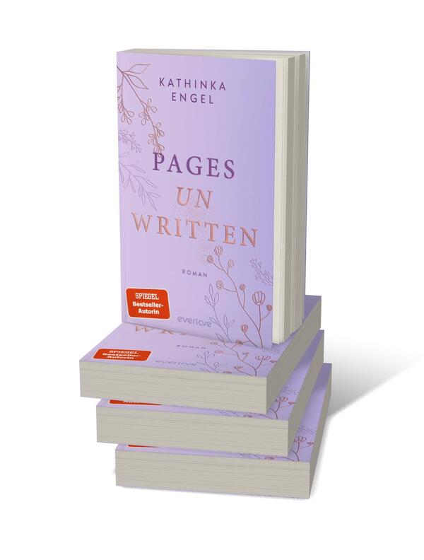 Bücherstapel des Buches „Pages unwritten“