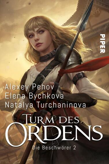 Das Buchcover zeigt eine junge Frau mit langen, blond krausen Haaren und einem entschlossenen Blick. Sie trägt eine hautenge, hellgraue Tunika und ist teilweise von einer Rüstung umgeben. In der Hand hält sie einen stilisierten Stab. Der Hintergrund ist in sanften Erdtönen gehalten und zeigt einen alten, asiatisch inspirierte Gebäudekomplex. Der Titel „TURM DES ORDNES“ ist in klarer, weißer Schrift mittig platziert, während die Namen der Autor:innen Alexey Pehov, Elena Bychkova und Natalya Turchaninova oben aufgeführt sind.