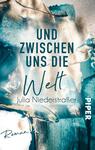 Das Buchcover zeigt einen kunstvollen Hintergrund aus sanften Blau- und Grüntönen, die mit goldenen und schimmernden Akzenten kombiniert sind. Der Titel „Und zwischen uns die Welt“ ist in großen, klaren, dunkelblauen Buchstaben zentral platziert, während der Name der Autorin, Julia Niederstraßer, in kleinerer Schrift darunter steht. Rechts unten ist das Wort „Roman“ in einer schlichten Schriftart zu sehen. Die Komposition vermittelt eine elegante und moderne Atmosphäre.