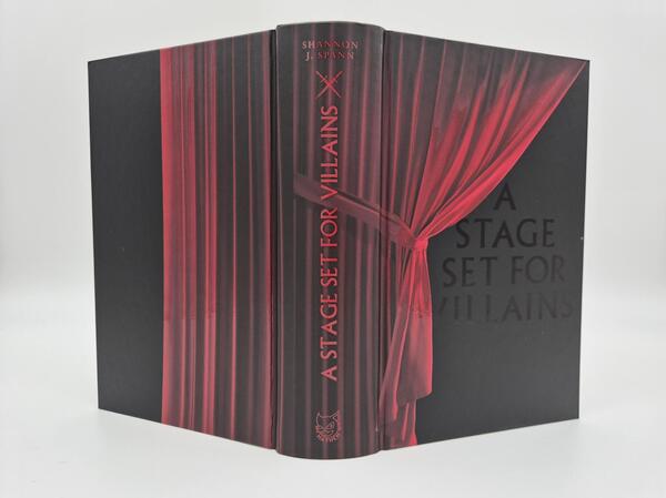 Außenansicht des Buches „A Stage set for Villains (Deluxe-Ausgabe)“