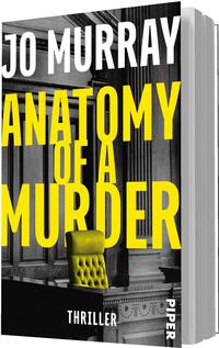 Das Buchcover zeigt einen schwarz-weißen Gerichtssaal mit dunklen Holzpanelen und Säulen, im Vordergrund ein auffällig gelb-grüner, gepolsterter Richterstuhl. Dominant steht in großen gelben Großbuchstaben der Titel „ANATOMY OF A MURDER“, oben in weißen Großbuchstaben die Autorin „JO MURRAY“, unten mittig klein in Weiß das Wort „THRILLER“. Typografie: fette Sans-Serif, Atmosphäre: düster, spannungsgeladen.