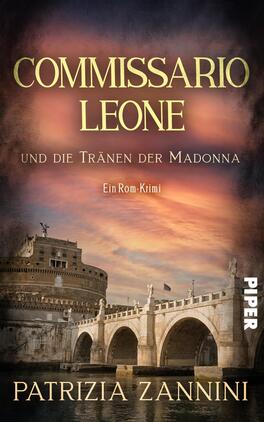 Das Buchcover zeigt eine dramatische, farbenfrohe Abendstimmung über einer historischen römischen Brücke und dem Castel Sant'Angelo. Der Titel „COMMISSARIO LEONE“ ist in großen, goldenen Buchstaben oben platziert, während der Untertitel „und die Tränen der Madonna“ kleiner und in Weiß darunter steht. Am unteren Rand wird der Hinweis „Ein Rom-Krimi“ in schlichter Schrift ergänzt. Der Hintergrund ist von einem sanften Farbverlauf in Blau- und Rosatönen geprägt, der eine spannungsgeladene Atmosphäre schafft. Der Name der Autorin, „PATRIZIA ZANNINI“, ist ebenfalls sichtbar und harmonisch in das Design integriert.