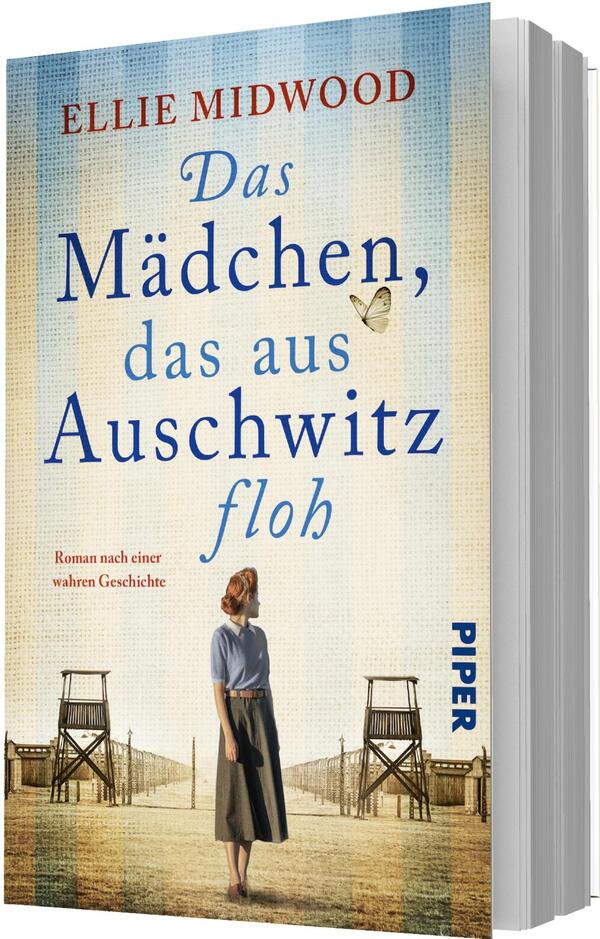Das Buchcover zeigt den Buchtitel „Das Mädchen, das aus Auschwitz floh“ in großer serifenbetonter blauer Schrift, darüber der Autorennamen „ELLIE MIDWOOD“ in roten Großbuchstaben. Vor einem hellbeigen, leicht vergilbten Hintergrund steht eine junge Frau im 1940er-Kleid, blickt seitlich; im Hintergrund Stacheldraht, Wachtürme und ein trüber Horizont. Eine kleine Schmetterlingsgrafik neben dem Titel und der Hinweis „Roman nach einer wahren Geschichte“ verstärken die melancholische, nachdenkliche Atmosphäre.