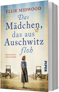Das Buchcover zeigt den Buchtitel „Das Mädchen, das aus Auschwitz floh“ in großer serifenbetonter blauer Schrift, darüber der Autorennamen „ELLIE MIDWOOD“ in roten Großbuchstaben. Vor einem hellbeigen, leicht vergilbten Hintergrund steht eine junge Frau im 1940er-Kleid, blickt seitlich; im Hintergrund Stacheldraht, Wachtürme und ein trüber Horizont. Eine kleine Schmetterlingsgrafik neben dem Titel und der Hinweis „Roman nach einer wahren Geschichte“ verstärken die melancholische, nachdenkliche Atmosphäre.