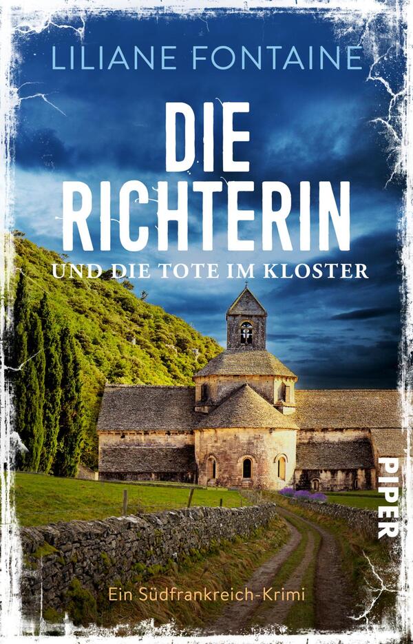Das Buchcover zeigt eine malerische Klosterkirche in einer ländlichen Umgebung, umgeben von sanften Hügeln und Bäumen. Der Himmel ist strahlend blau, was eine ruhige Atmosphäre vermittelt. In großen, weißen Buchstaben steht der Titel „DIE RICHTERIN“ über dem Kloster, während darunter in etwas kleineren, gelben Buchstaben „und die Tote im Kloster“ zu lesen ist. Der Autorinnenname „Liliane Fontaine“ befindet sich am oberen Rand. Das Cover ist im Stil eines Krimis gehalten und weckt Neugier auf die Geschichte.