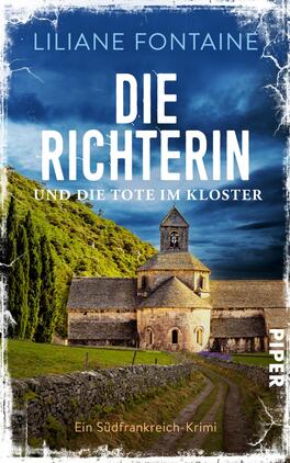 Das Buchcover zeigt eine malerische Klosterkirche in einer ländlichen Umgebung, umgeben von sanften Hügeln und Bäumen. Der Himmel ist strahlend blau, was eine ruhige Atmosphäre vermittelt. In großen, weißen Buchstaben steht der Titel „DIE RICHTERIN“ über dem Kloster, während darunter in etwas kleineren, gelben Buchstaben „und die Tote im Kloster“ zu lesen ist. Der Autorinnenname „Liliane Fontaine“ befindet sich am oberen Rand. Das Cover ist im Stil eines Krimis gehalten und weckt Neugier auf die Geschichte.