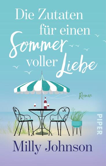Das Buchcover zeigt eine einladende sommerliche Szene mit einem kleinen Tisch und zwei Stühlen unter einem gestreiften Sonnenschirm. Der Hintergrund ist in sanften Blautönen gehalten, während die Schrift in Weiß und sanften Pastellfarben die Titelzeile „Die Zutaten für einen Sommer voller Liebe“ präsentiert. Der Name der Autorin, Milly Johnson, steht am unteren Rand. Vögel fliegen über die Küstenlandschaft, was eine fröhliche und entspannte Atmosphäre vermittelt.