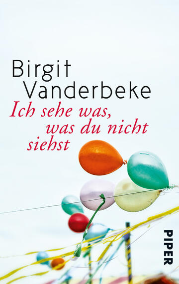 Das Buchcover zeigt eine helle, sanfte Hintergrundfarbe mit schwebenden, bunten Ballons in verschiedenen Farben, darunter Orange, Blau, Pink und Gelb. Der Titel „Ich sehe was, was du nicht siehst“ steht in einer auffälligen roten Schrift, während der Autor „Birgit Vanderbeke“ in einer klaren, schwarzen Schrift darüber platziert ist. Unterhalb des Titels findet sich das Verlagslogo „PIPER“ in schlichter schwarzer Schrift. Die Gestaltung vermittelt eine beschwingte, fröhliche Atmosphäre.
