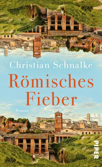 Das Buchcover zeigt eine malerische Darstellung einer römischen Stadtlandschaft, mit historischen Gebäuden und sanften Hügeln. Die Farbpalette umfasst warme Erdtöne und ein strahlendes Himmelblau, was eine einladende und nostalgische Atmosphäre schafft. Der Titel „Römisches Fieber“ ist in großen, orangefarbenen Buchstaben platziert, während der Autor Christian Schnalke oben in schlichter, eleganter Schrift steht. Der Begriff „Roman“ ist dezent am unteren Rand hervorgehoben.