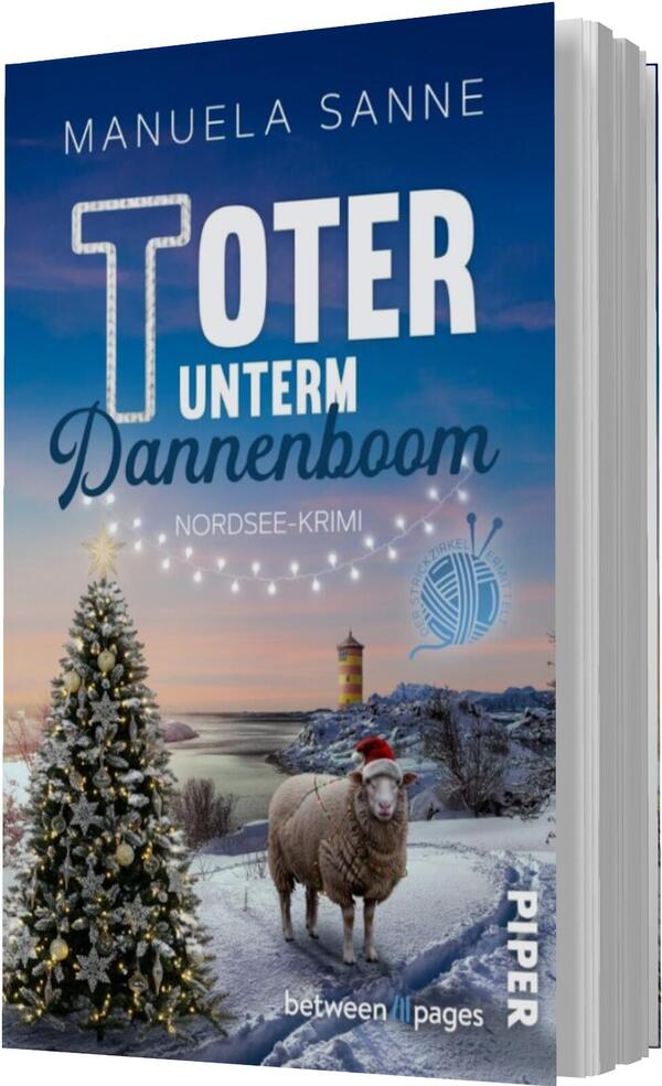 Das Buchcover zeigt eine winterliche Küstenlandschaft mit einem geschmückten Weihnachtsbaum im Vordergrund. Ein Schaf in einem roten Weihnachtsmannhut steht daneben. Im Hintergrund erhebt sich ein Leuchtturm vor einem blauen Himmel. Der Titel „Toter unterm Dannenboom“ ist in großen, weißen Buchstaben hervorgehoben, während der Zusatz „Nordsee-Krimi“ in etwas kleinerer Schrift darunter steht. Der Autorname Manuela Sanne befindet sich ganz oben.
