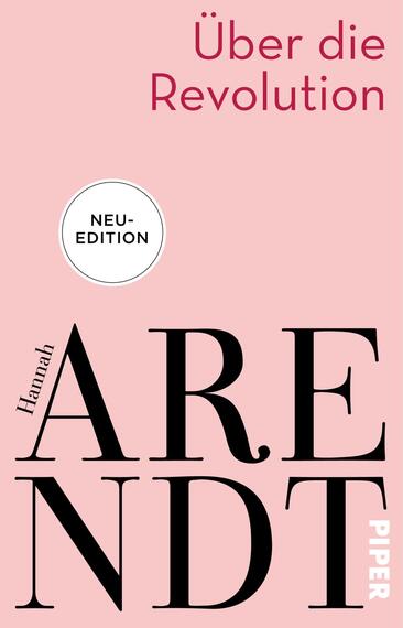 Das Buchcover zeigt einen zarten rosa Hintergrund. Oben in einer eleganten Schriftart steht der Titel „Über die Revolution“ in dunklerer Farbe. In der Mitte ist der Name der Autorin „Hannah Arendt“ prominent platziert, wobei die Buchstaben in unterschiedlichen Größen und einer stilvollen schwarzen Schriftform erscheinen. Am unteren Rand ist das Wort „PIPER“ in einer einfachen Schriftart in Weiß zu sehen. Ein runder Button in der oberen linken Ecke informiert über die „NEU-EDITION“.