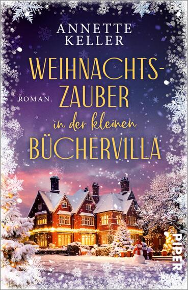 Das Buchcover zeigt eine verschneite Abendaufnahme einer warm erleuchteten, viktorianisch anmutenden Büchervilla im Vordergrund, umgeben von schneebedeckten Bäumen und Lichterketten. Im Himmel ein violett-rosa Sternenhimmel mit fallendem Schnee und dekorativem Schneeflockenrand. Titel „Weihnachtszauber in der kleinen Büchervilla“ in großer goldener Serifenschrift, „in der kleinen“ in goldener Kursivschrift, Autorin „Annette Keller“ oben in weißen Versalien; kleingedruckt das Wort „Roman“. Stimmung: heimelig, festlich, märchenhaft.