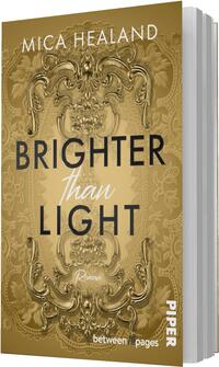 Das Buchcover zeigt ein goldfarbenes, barock ornamentiertes Design mit floralen Spitzenmustern und reliefartigen Verzierungen. Oben steht der Autorenname Mica Healand in hellen Versalien. Zentral prangt der Titel in großen schwarzen Groteskversalien „BRIGHTER“ und „LIGHT“, dazwischen das kursiv‑handschriftliche, weiße „than“. Klein steht das Wort „Roman“ in feiner Schrift. Die Gesamtwirkung ist opulent, warm und elegant.
