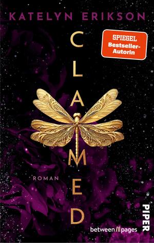 Das Buchcover zeigt einen schwarzen, sternenähnlich gesprenkelten Hintergrund mit violettem Rauch. Zentral steht eine goldene, filigrane Libelle mit detaillierten Flügelornamenten; ihr Körper ist auf die vertikal angeordnete Schrift ausgerichtet. Der Titel erscheint in goldenen Großbuchstaben „CLAMED“, die Typografie wirkt modern und serifenlos. Oben in pink steht der Autorenname „Katelyn Erikson“, unten klein das Wort „Roman“. Atmosphäre mystisch, elegant und geheimnisvoll.