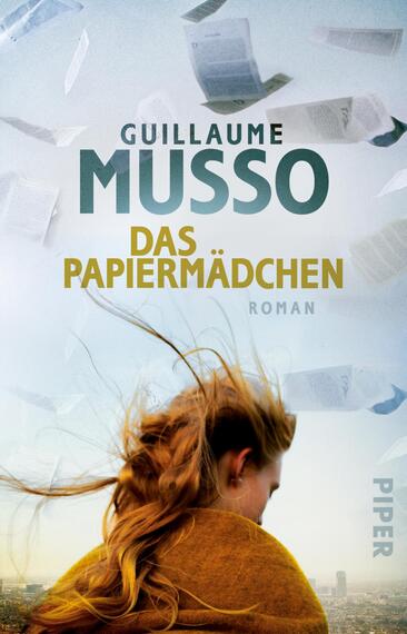 Das Buchcover zeigt eine junge Frau mit langen, fließenden Haaren, die im Wind wehen. Der Hintergrund ist in sanften Blau- und Grautönen gehalten, mit mehreren herumschwebenden, blätternden Seiten. Der Titel „DAS PAPIERMÄDCHEN“ ist in auffälliger goldener Schrift platziert, während der Autorennamen „GUILLAUME MUSSO“ in prominentem Weiß darübersteht. Der Zusatz „Roman“ befindet sich in kleinerer Schrift unter dem Titel. Die Gesamtatmosphäre vermittelt einen Hauch von Freiheit und künstlerischer Inspiration.