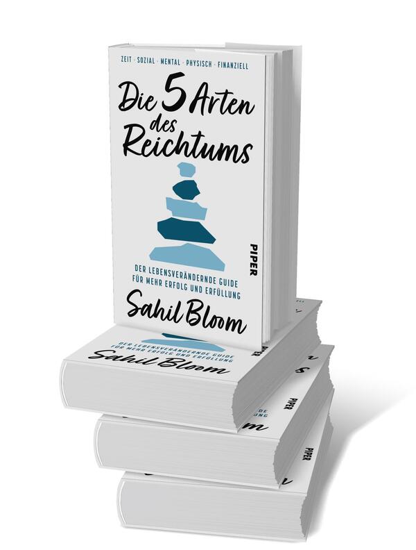 Bücherstapel des Buches „Die 5 Arten des Reichtums“