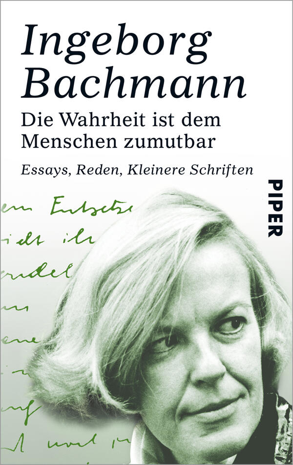 Das Buchcover zeigt ein Porträt von Ingeborg Bachmann in Schwarz-Weiß, das ihren freundlichen, nachdenklichen Ausdruck einfängt. Der Titel „Die Wahrheit ist dem Menschen zumutbar“ ist in großen, klaren Buchstaben oben angeordnet. Darunter steht „Essays, Reden, Kleinere Schriften“ in kleinerer Schrift. Der Hintergrund ist einfach gehalten und ergänzt durch handschriftliche Notizen in zartem Grün, die eine persönliche Note hinzufügen. Das Verlagslogo „PIPER“ befindet sich am unteren Rand.