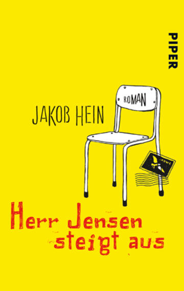 Das Buchcover zeigt einen weißen Stuhl auf leuchtend gelbem Hintergrund. Auf der Rückenlehne des Stuhls steht „ROMAN“ in schwarzer Schrift, darüber ist der Name „JAKOB HEIN“ platziert. Der bunte Titel „Herr Jensen steigt aus“ ist in großer, rot gefärbter Schrift unter dem Stuhl angeordnet. Neben dem Stuhl liegt ein kleines Buch, das einen gelben Umschlag mit schwarzen Details zeigt. Die Gestaltung vermittelt eine lebendige und humorvolle Atmosphäre.