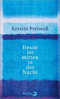 Das Buchcover zeigt ein abstraktes Design mit sanften Blautönen, die in verschiedenen Schichten übereinander liegen und eine ruhige, nächtliche Atmosphäre vermitteln. Der Titel „Heute ist mitten in der Nacht“ steht in auffälliger, weißer Schrift zentral auf dem Cover. Der Name der Autorin, Kerstin Preiuß, befindet sich oberhalb des Titels in einer etwas kleineren Schriftgröße. Das Cover ist schlicht und dennoch ansprechend gestaltet.
