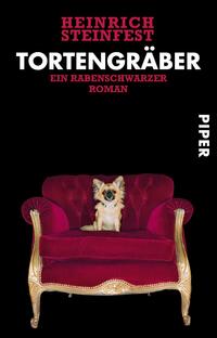 Das Buchcover zeigt einen schwarzen Hintergrund, auf dem ein prunkvolles, rot gepolstertes Sofa im Vordergrund platziert ist. Auf dem Sofa sitzt ein kleiner, schmutzig-beiger Hund mit aufmerksamen Augen. Über dem Sofa ist der Titel „TORTENGRÄBER“ in großen, weißen Buchstaben auf rotem Grund zu sehen, gefolgt von „Ein rabenschwarzer Roman“ in roter Schrift. Der Autorennamen „HEINRICH STEINFEST“ steht ebenfalls in Weiß am oberen Rand. Das Verlagslogo „PIPER“ ist in kleinem Format auf der rechten Seite des Covers platziert.