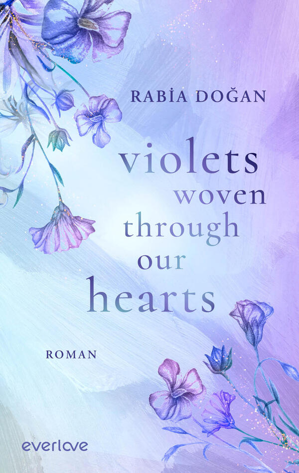 Das Buchcover zeigt auf pastellfarbenem Aquarellhintergrund in Lavendel-, Blau- und Rosatönen zarte, aquarellierte Veilchen und Ranken, die von links oben und rechts unten ins Bild wachsen. Mittig steht der Titel „violets woven through our hearts“ in eleganter, serifenbetonter Schrift, darüber der Autorenname „Rabia Doğan“ in Großbuchstaben. Unten links das Genrewort „Roman“. Atmosphäre: zart, poetisch, melancholisch.