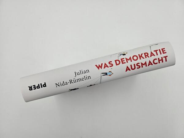 Außenansicht des Buches „Was Demokratie ausmacht – und wie sie aus der Krise kommt“