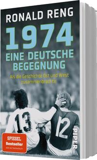Das Buchcover zeigt zwei Fußballspieler aus der Rückansicht, die auf einem Spielfeld stehen. Sie tragen Trikots mit den Nummern 12 und 13. Der Hintergrund ist in Grautönen gehalten und vermittelt eine nostalgische Atmosphäre. Der Titel „1974 Eine deutsche Begegnung“ ist in großen, hellblauen Buchstaben prominent platziert, während der Untertitel „Als die Geschichte Ost und West zusammenbrachte“ in einem etwas kleineren, schwarzen Schriftzug darunter steht. Oben steht der Name des Autors, Ronald Reng. Ein rotes Feld mit dem Text „SPIEGEL Bestseller“ ergänzt das Cover.