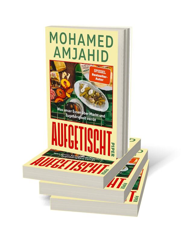 Bücherstapel des Buches „Aufgetischt“