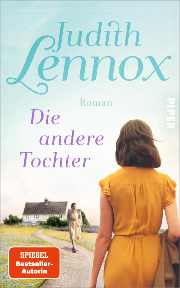 Das Buchcover zeigt eine sanfte, pastellfarbene Landschaft mit einem hellen Himmel und einer ländlichen Szenerie im Hintergrund. Im Vordergrund steht eine Frau mit schulterlangen, lockigen Haaren in einem klassischen, gelben Kleid, die dem Betrachter den Rücken zuwendet. Der Titel „Die andere Tochter“ steht in lila Schrift, während der Autorenname „Judith Lennox“ in geschwungener, türkisfarbener Schrift darüber platziert ist. Am unteren Rand des Covers ist der Hinweis „SPIEGEL-Bestseller-Autorin“ zu finden.