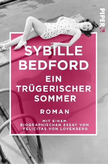 Das Buchcover zeigt eine schwarz-weiß Fotografie einer Frau, die entspannt auf einer Liege am Schwimmbecken liegt. Sie trägt einen hellen Badeanzug und blickt in die Kamera. Der Hintergrund zeigt das Wasser des Schwimmbeckens und einen Teil der Umrandung. Über der Fotografie befindet sich ein rosafarbener Hintergrund mit der Titelgestaltung in weißer Schrift: „SYBILLE BEDFORD – Ein trügerischer Sommer – Roman“. Darunter steht in kleinerer Schrift: „Mit einem biographischen Essay von Felicitas von Lovenberg“.