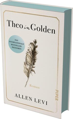 Das Buchcover zeigt einen cremefarbenen, minimalistischen Entwurf mit feiner goldener Rahmung und einer zentral platzierten, detailliert gezeichneten Feder in Schwarz. Oben steht der Titel „Theo in Golden“ in schwarzer Serifenschrift, mit betont kursiv gesetztem „in“, unten der Autorenname Allen Levi in Großbuchstaben. Kleine goldene Schrift benennt „Roman“. Links ein türkiser runder Aufkleber mit dem Text „DAS INTERNATIONALE BESTSELLER-PHÄNOMEN“.