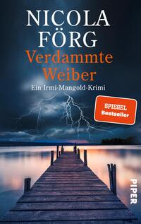 Das Buchcover zeigt einen stürmischen Nachthimmel mit dunklen Wolken und einem Blitz, der diese durchzuckt. Im Vordergrund erstreckt sich ein Holzsteg über einen ruhigen Wasserbereich. Der Titel „Verdammte Weiber“ in kräftigem Orange hebt sich deutlich ab, während der Autorennamen „Nicola Förg“ in heller Schrift darüber angesiedelt ist. Am oberen rechten Rand befindet sich ein rotes Kästchen mit dem Text „SPIEGEL Bestseller“. Die Atmosphäre wirkt geheimnisvoll und spannungsgeladen.