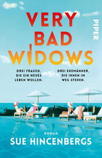Das Buchcover zeigt eine sonnige Poollandschaft mit türkisblauem Wasser, Liegestühlen und zwei Sonnenschirmen am Meer im Hintergrund. Oberhalb große, rot-orange Farbverlauf-Typografie „VERY BAD WIDOWS“; im Wort „WIDOWS“ ersetzt ein Messersymbol den Buchstaben I. Kleinere schwarze Texte: „Drei Frauen, die ein neues Leben wollen.“ und „Drei Ehemänner, die ihnen im Weg stehen.“ Unten Autorname „SUE HINCENBERGS“. Verlagslogo nicht beschrieben.
