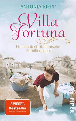 Das Buchcover zeigt eine Szene aus einer naturverbundenen Umgebung mit einer Frau, die in traditioneller Kleidung eine Wäscheleine aufhängt. Im Hintergrund sind ländliche Häuser und eine sanfte Landschaft zu sehen. Der Titel „Villa Fortuna“ ist in geschwungener, pinker Schrift mittig platziert, darunter der Untertitel „Eine deutsch-italienische Familiensaga“ in einer schlichten, schwarzen Schrift. In der oberen linken Ecke befindet sich ein rotes Feld mit dem Text „SPIEGEL Bestseller“. Der Verlag ist als „PIPER“ in der rechten unteren Ecke vermerkt.