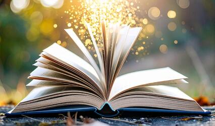 Ein aufgeschlagenes Buch aus dem Glitzerpartikel aufsteigen.