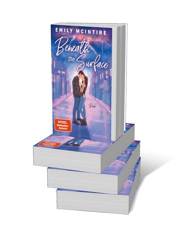 Bücherstapel des Buches „Beneath the Surface“