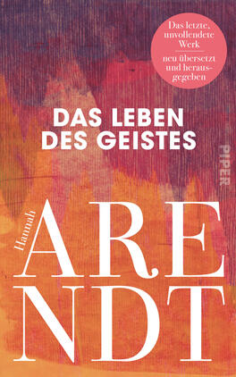 Das Buchcover zeigt einen grob strukturierten, gemalten Hintergrund in Violett-, Rot- und Orange-Tönen, der in warmen, leicht verblassten Schichten verläuft. Mittig oben steht der Titel „DAS LEBEN DES GEISTES“ in weißer, fetter Großbuchstaben-Sans-Serif; darunter großflächig der Autorenname „Hannah ARENDT“ in weißer Serifenschrift (Hannah in kleinerer kursiver Schrift). Oben rechts ein rundes pinkes Siegel mit dem Text „Das letzte, unvollendete Werk neu übersetzt und herausgegeben“. Atmosphärisch wirkt das Cover ernst und nachdenklich.