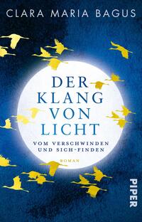 Das Buchcover zeigt einen nachtblauen Hintergrund, in dessen Mitte ein großer, weißer Kreis platziert ist. Innerhalb des Kreises steht der Titel „DER KLANG VON LICHT“ in großen, blauen Buchstaben, darunter der Untertitel „vom Verschwinden und Sich-Finden“ in kleinerer Schrift. Um den Kreis fliegen stilisierte, goldene Vögel, die ein Gefühl von Freiheit und Beweglichkeit vermitteln. Der Autorinnenname „CLARA MARIA BAGUS“ ist prominent am oberen Rand des Covers abgedruckt.