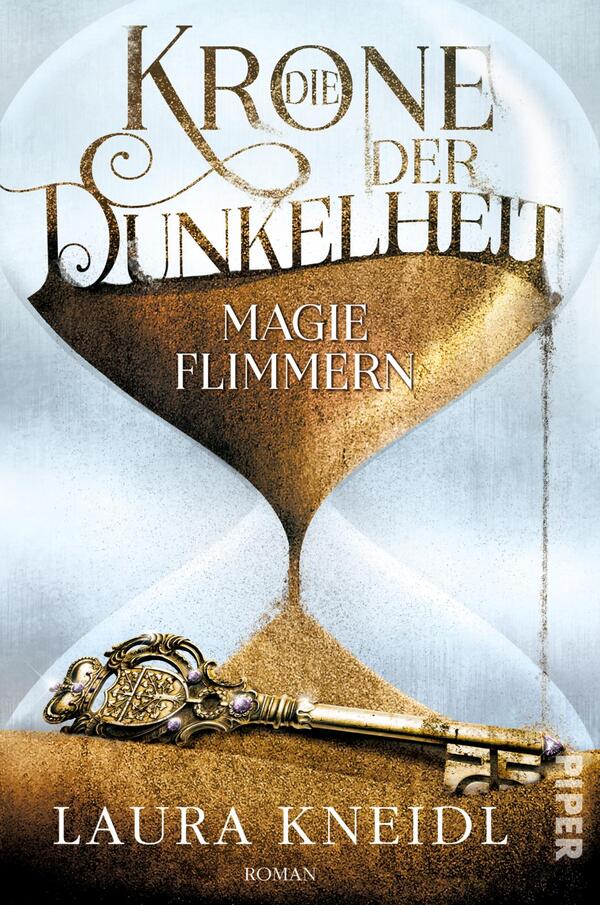 Das Buchcover zeigt eine stilisierte Sanduhr, in der goldene Sandkörner herabrieseln. Über dem Sand befindet sich der Titel „Die Krone der Dunkelheit“ in geschwungener, eleganter Schrift, während der Untertitel „Magie Flimmern“ in schlichterer Typografie erscheint. Die Farbgestaltung kombiniert sanfte Blau- und Goldtöne, die eine mystische Atmosphäre schaffen. Unten ist der Autorenname „Laura Kneidl“ in größerer Schrift platziert.