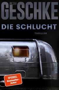Das Buchcover zeigt einen silbernen Wohnwagen mit einem rechteckigen Fenster, das einen warmen Lichtschein abstrahlt. Der Hintergrund ist dunkel gehalten, was eine spannungsgeladene Atmosphäre schafft. Oben steht in großen, grauen Buchstaben der Name des Autors „Linus Geschke“. Darunter ist der Titel „DIE SCHLUCHT“ in deutlicher Schriftgröße und darunter das Wort „THRILLER“. Ein rotes Feld mit dem Text „SPIEGEL Bestseller-Autor“ befindet sich in der unteren linken Ecke.