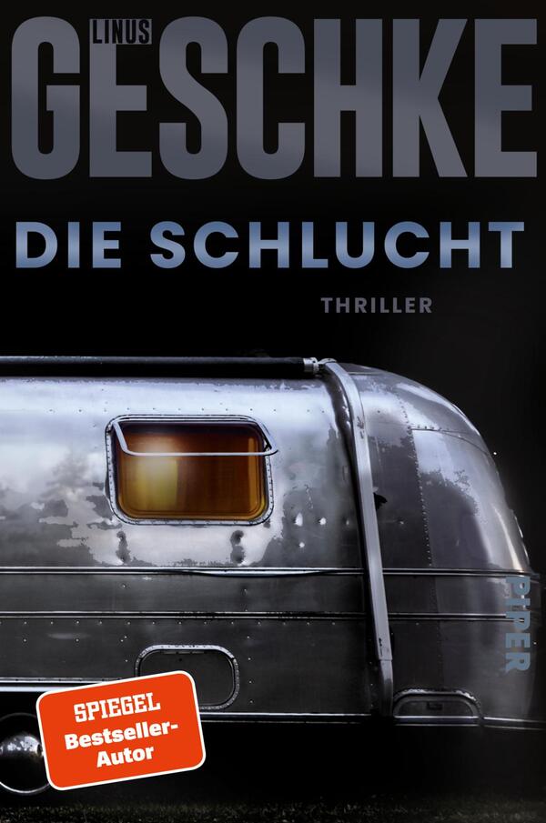 Das Buchcover zeigt einen silbernen Wohnwagen mit einem rechteckigen Fenster, das einen warmen Lichtschein abstrahlt. Der Hintergrund ist dunkel gehalten, was eine spannungsgeladene Atmosphäre schafft. Oben steht in großen, grauen Buchstaben der Name des Autors „Linus Geschke“. Darunter ist der Titel „DIE SCHLUCHT“ in deutlicher Schriftgröße und darunter das Wort „THRILLER“. Ein rotes Feld mit dem Text „SPIEGEL Bestseller-Autor“ befindet sich in der unteren linken Ecke.
