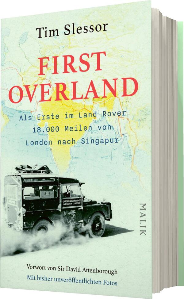 Das Buchcover zeigt eine farbenfrohe, kartographische Darstellung von Asien im Hintergrund. Im Vordergrund ist ein schwarzer Land Rover abgebildet, der einen Staubschleier hinterlässt. Der Titel „FIRST OVERLAND“ ist in roter, auffälliger Typografie oben platziert, während der Untertitel „Als Erste im Land Rover 18.000 Meilen von London nach Singapur“ in gelber Schrift darunter steht. Am unteren Rand ist der Verlag „MALIK“ in kleinerer Schrift zu sehen. Der Vorworttext „Vorwort von Sir David Attenborough“ ist ebenfalls abgedruckt.
