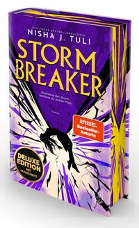Das Buchcover zeigt eine dynamische, violett-schwarze Gestaltung mit großem, gelben Titel „STORM BREAKER“ und kleinem weißen Autorennamen „NISHA J. TULI“ oben. Im Zentrum eine schwarze Silhouette mit ausgebreiteten, zerfetzten Flügeln vor hellen, explosionsartigen Linien. Zwei Aufkleber: roter Button „SPIEGEL Bestseller-Autorin“ und goldener Kreis „DELUXE EDITION MIT FARBSCHNITT“. Seitlich gelbe Fragezeichen auf violettem Grund, stürmische, dramatische Atmosphäre.