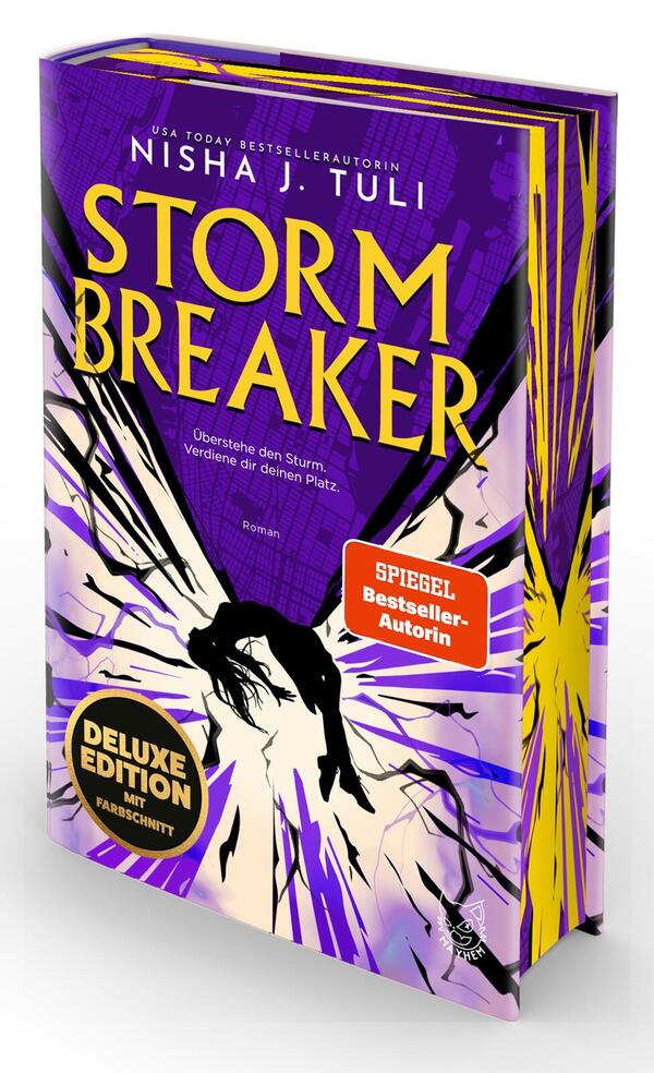 Das Buchcover zeigt eine dynamische, violett-schwarze Gestaltung mit großem, gelben Titel „STORM BREAKER“ und kleinem weißen Autorennamen „NISHA J. TULI“ oben. Im Zentrum eine schwarze Silhouette mit ausgebreiteten, zerfetzten Flügeln vor hellen, explosionsartigen Linien. Zwei Aufkleber: roter Button „SPIEGEL Bestseller-Autorin“ und goldener Kreis „DELUXE EDITION MIT FARBSCHNITT“. Seitlich gelbe Fragezeichen auf violettem Grund, stürmische, dramatische Atmosphäre.