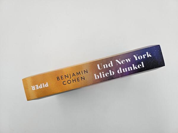 Außenansicht des Buches „Und New York blieb dunkel“