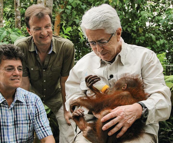 Frank Elstner mit einem Orang-Utan auf dem Arm