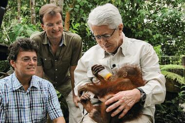 Frank Elstner mit einem Orang-Utan auf dem Arm